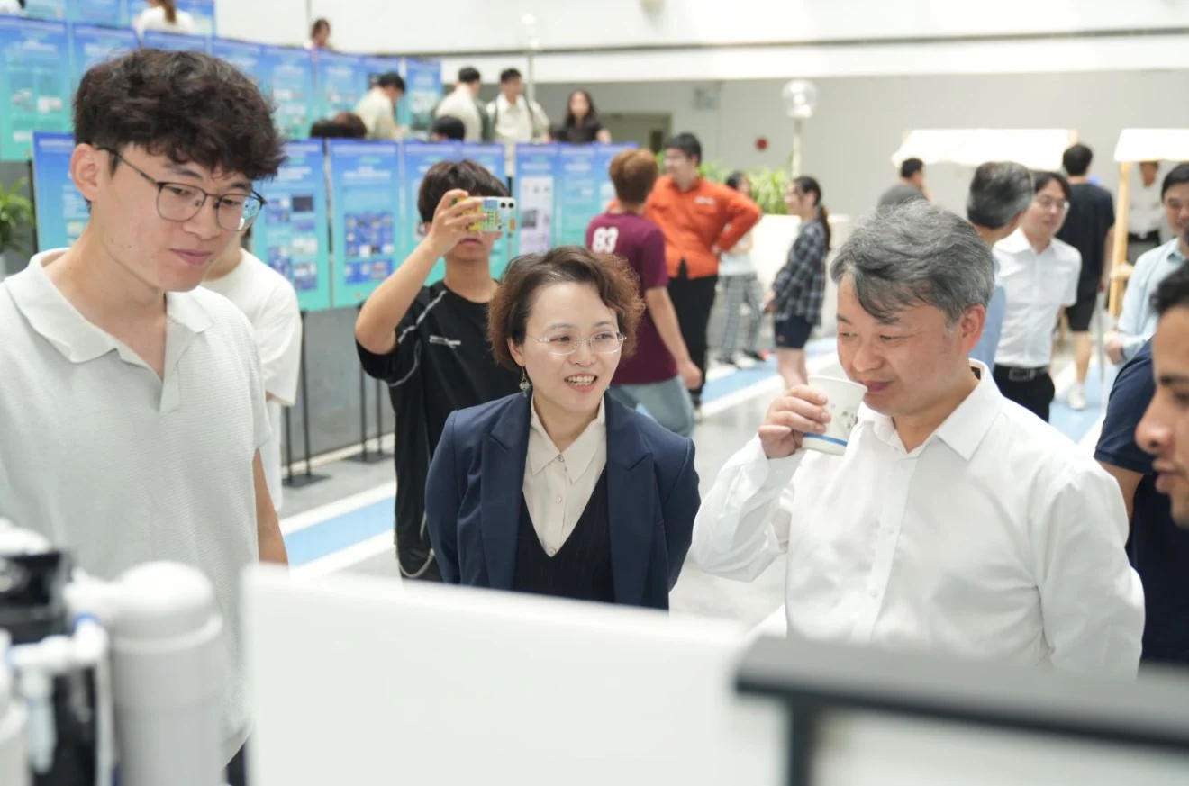 Festival de Ciencia y Tecnología de Mayo de Tongji — responsables universitarios prueban in situ el agua potable Jingshuiji